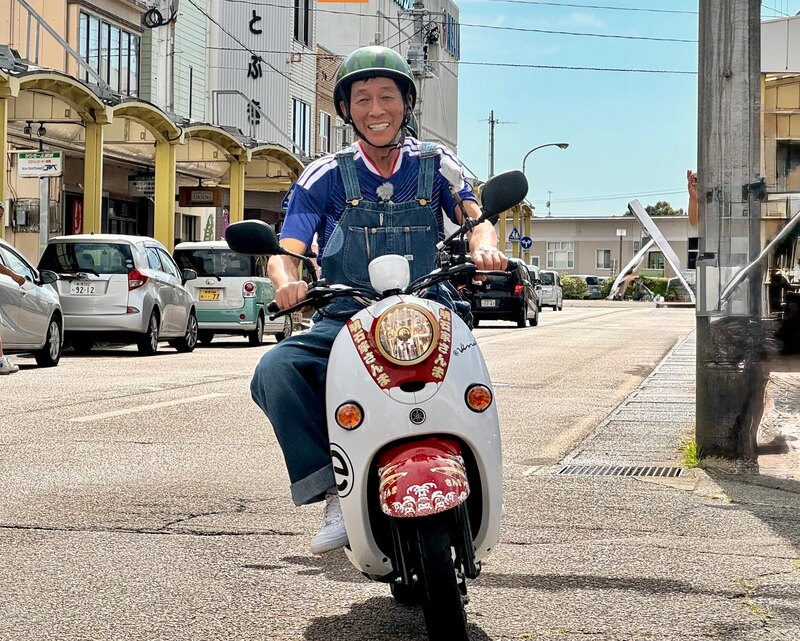 バイクに乗るさんま（出川のインスタグラムより）