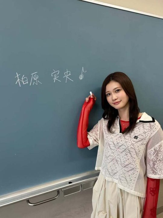 教師役の生見愛瑠（番組公式インスタグラムより）