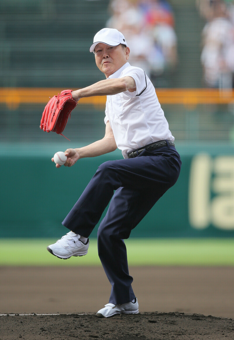 甲子園で始球式を務めた板東英二さん（時事通信フォト）
