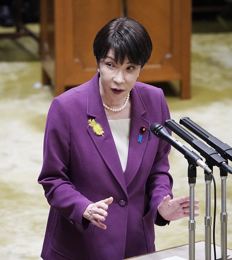高市首相と滝川クリステルが愛子さまを取り囲んだ（時事通信フォト）