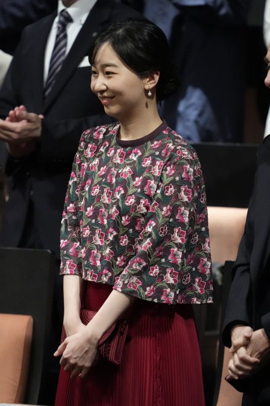 華やかな柄がとてもお似合いだ。（2026年6月、写真／JMPA）