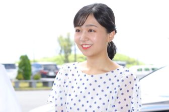 《透け感ありの3万1900円》佳子さま“鬼リピワンピ”リカちゃんも着た！「白地に水玉」「青ベルト」…