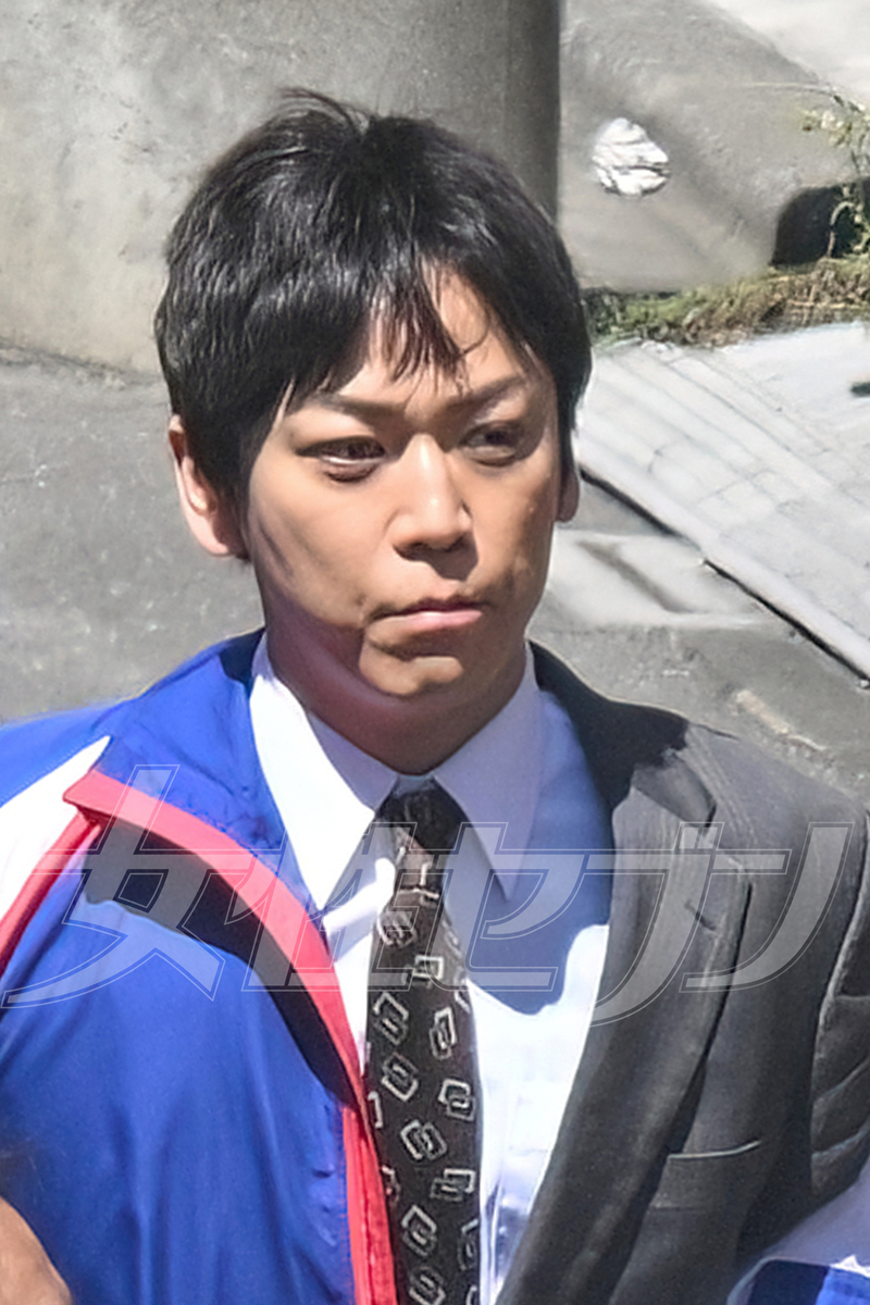 スーツの上から薄手のジャンパーを羽織ってた（2026年4月）