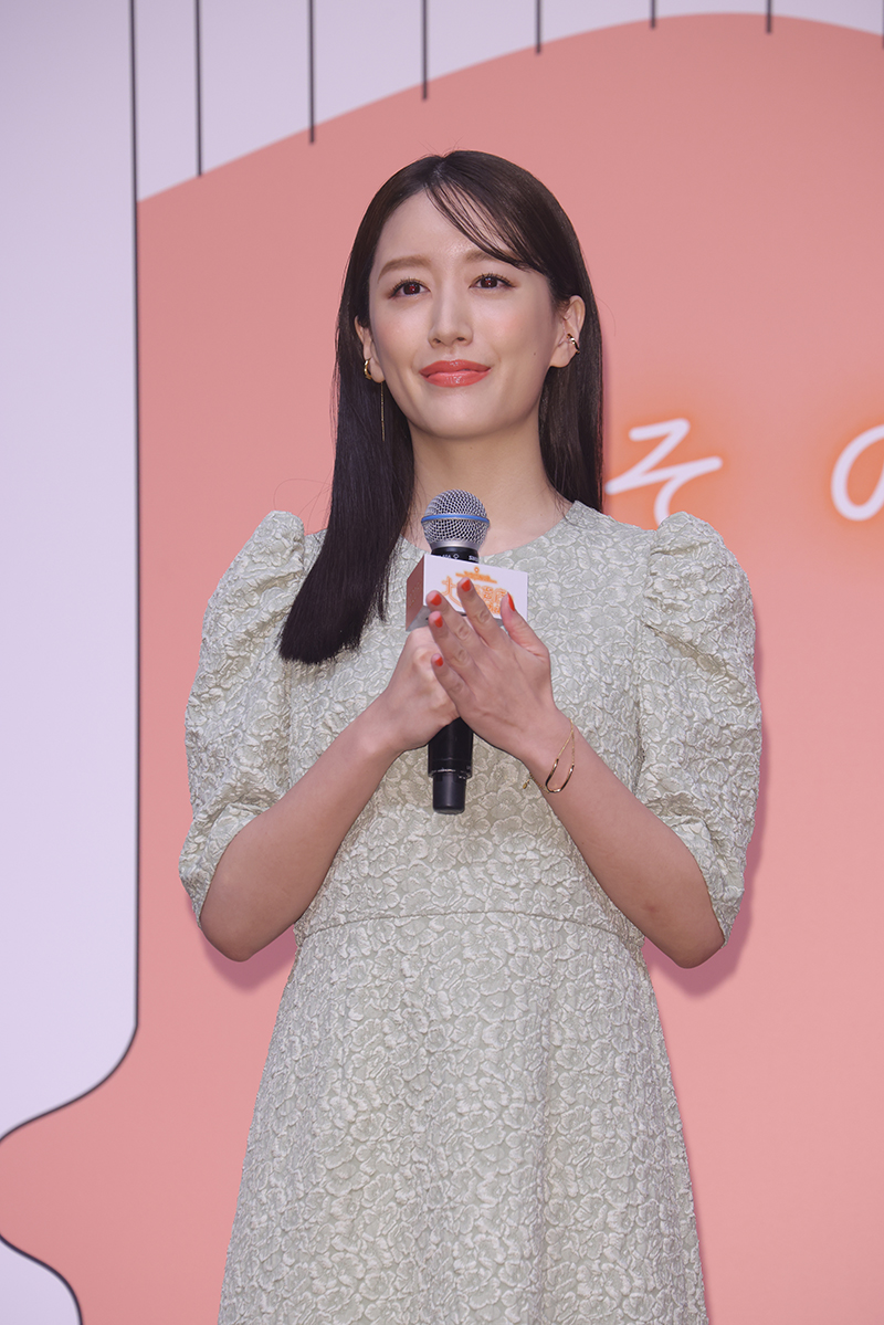 花乃は舞台で三山と2度のキスシーンを熱演した