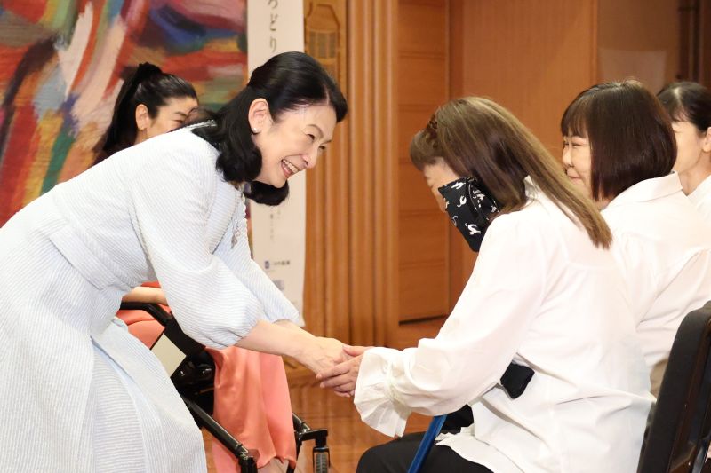 患者と握手される紀子さま。（2026年7月、写真／JMPA）
