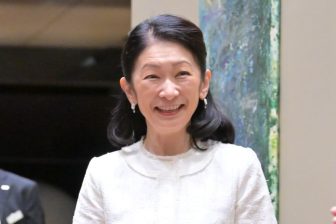 《おへそ部分にリボンも「若作り感なし」》紀子さま最新「ガーリーコーデ」の絶妙な塩梅で魅せら…