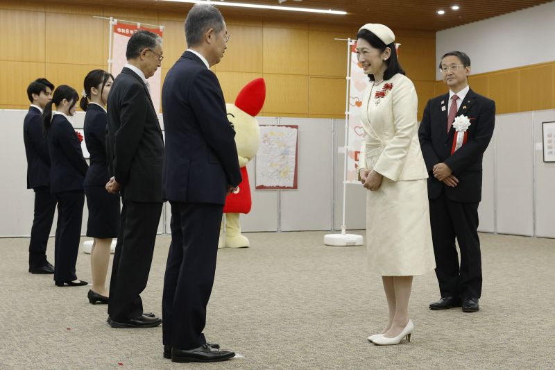 式典後、関係者と懇談。（2026年7月、写真／時事通信）