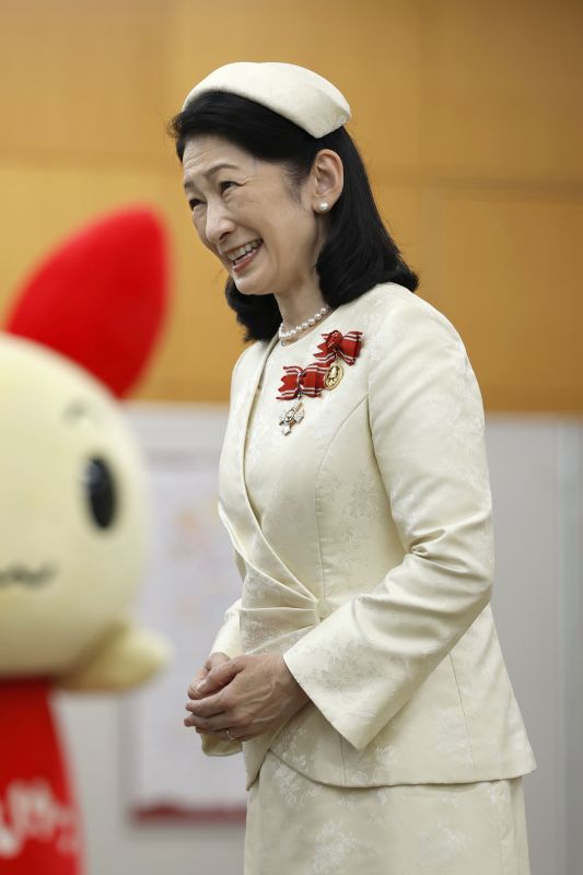 ナースキャップ風の帽子で慈愛と献身の精神を表現。（2026年7月、写真／時事通信）