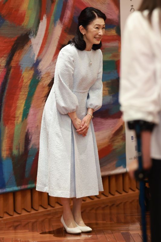 プリーツが印象的なワンピースをお召しになった紀子さま。（2026年7月、写真／JMPA）