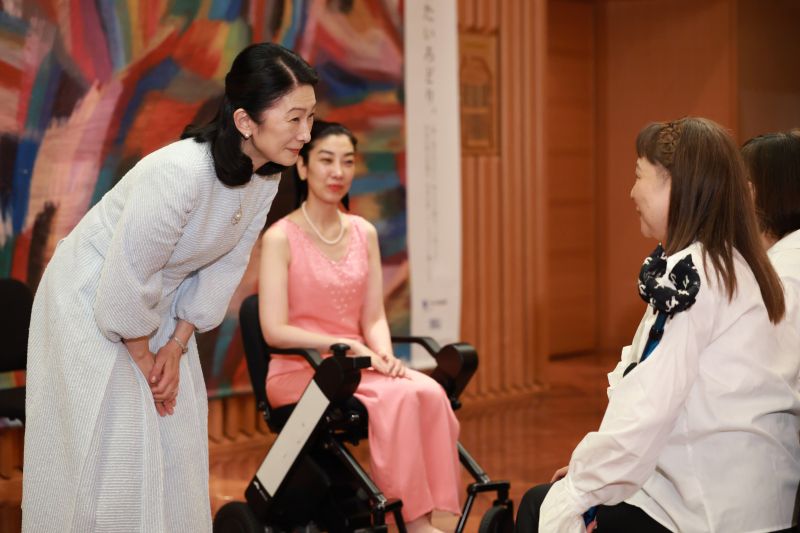 かがんで目線を合わされる紀子さま。（2026年7月、写真／JMPA）