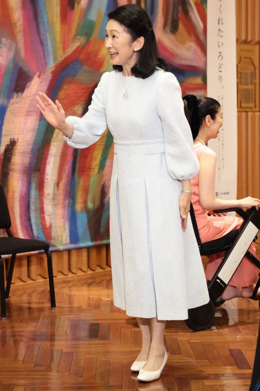 白いパンプスを合わせ、清潔感抜群の装いに。（2026年7月、写真／JMPA）