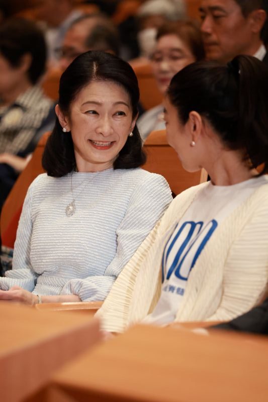 開演前、担当者と言葉を交わされる場面も。（2026年7月、写真／JMPA）