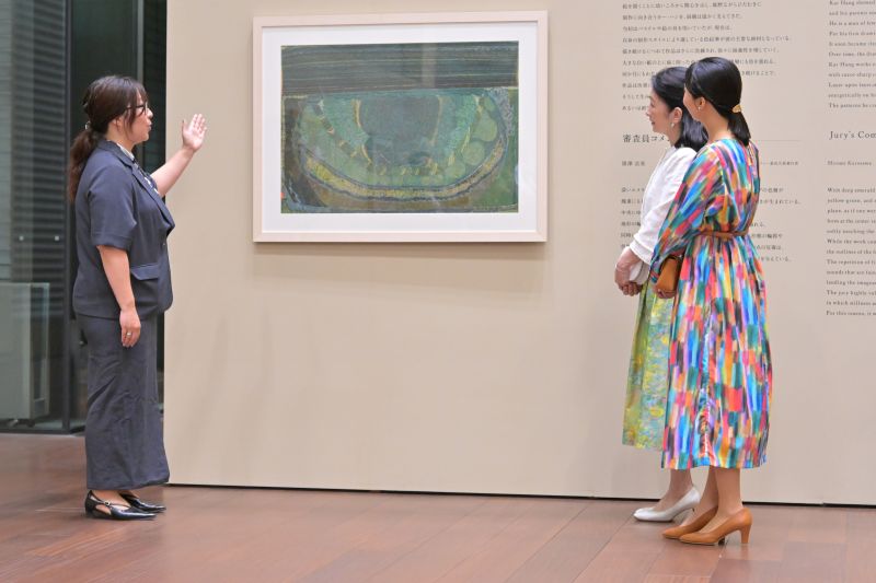絵画をご覧になるお二人。（2026年6月、写真／JMPA）