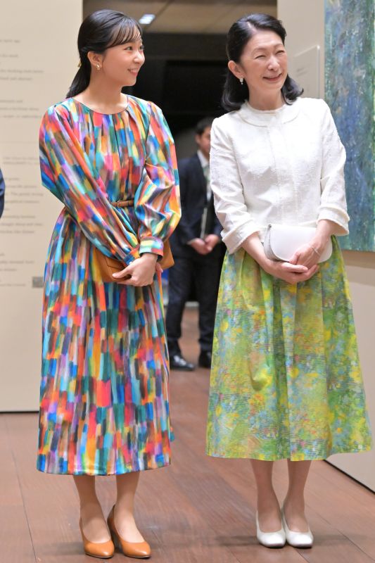 カラフルな装いのお二人。（2026年6月、写真／JMPA）