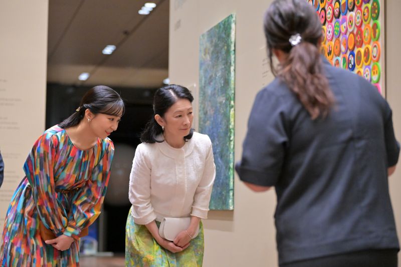 担当者の説明に熱心に耳を傾けながら作品を鑑賞された。（2026年6月、写真／JMPA）