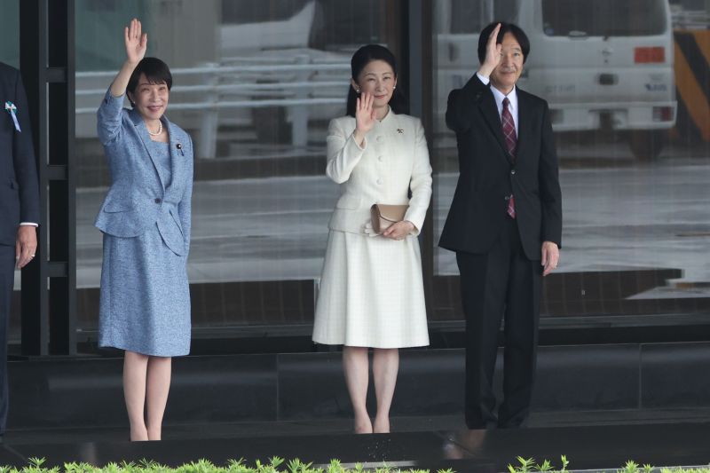 羽田空港にて。高市首相と比べるとやや控えめなお手振りだった。（2026年6月、写真／JMPA）