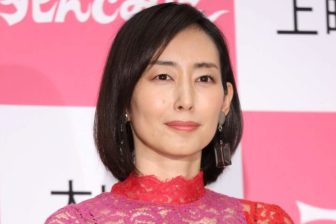 《美魔女の休日撮》木村多江（54）胸元ざっくり白ブラウスで「ラグビー観戦」スタイルは「我を失ってしまうレベル」の大声