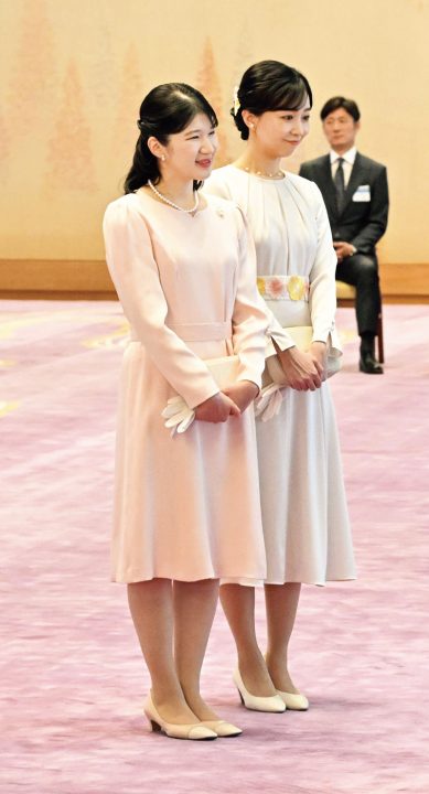 愛子さまと並んで（写真／共同通信社）