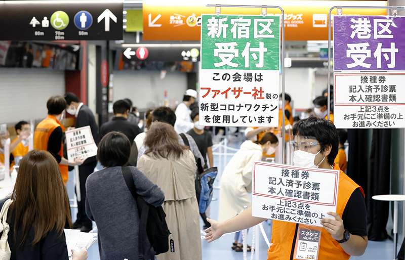 コロナワクチンは、私たちの生活をどう変えたのか（写真／共同通信社）