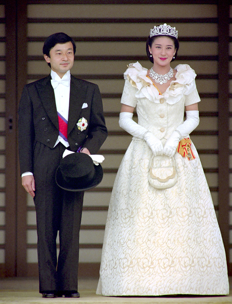 ご成婚パレードの直前、森英恵さんデザインのローブ・デコルテに身を包み、笑顔を見せられた雅子さまと陛下（1993年6月、東京・千代田区／共同通信社）