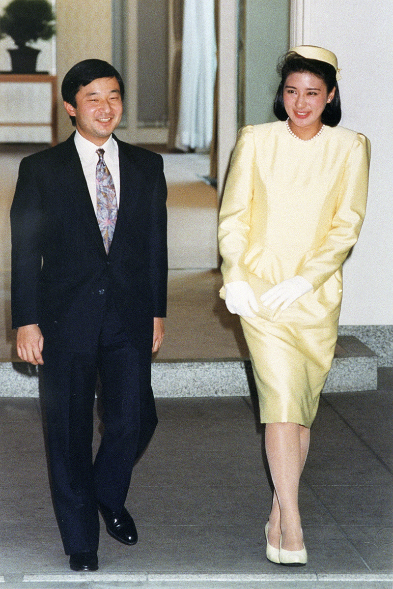 婚約内定会見を終え、笑顔の両陛下（写真／共同通信社）
