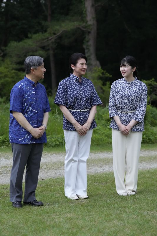 青系統のかりゆしウェアで。（2026年7月、写真／JMPA）