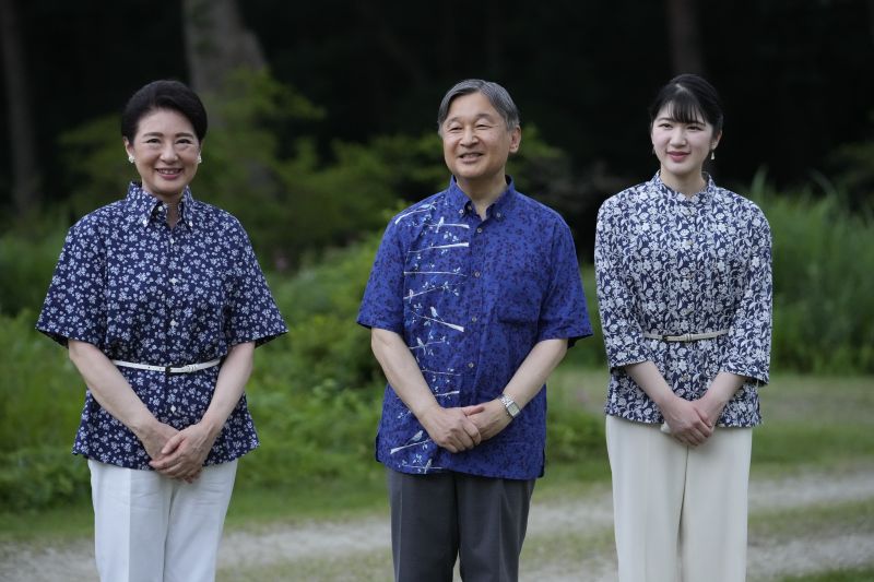 報道陣に笑顔を向けられる天皇ご一家。（2026年7月、写真／JMPA）