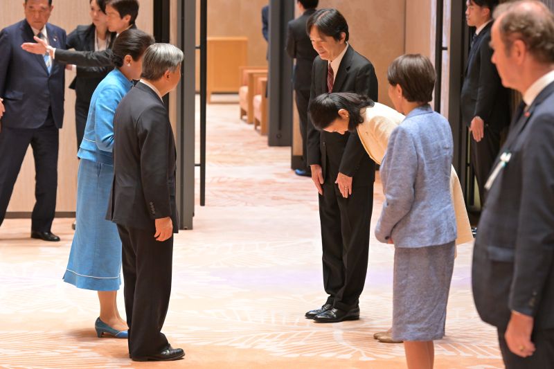 両陛下に頭を下げられる紀子さま。（2026年6月、写真／JMPA）