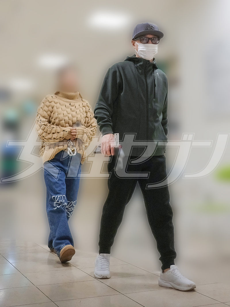 中居のそばにはいまも恋人のMさん（左）が寄り添う（2025年12月下旬）
