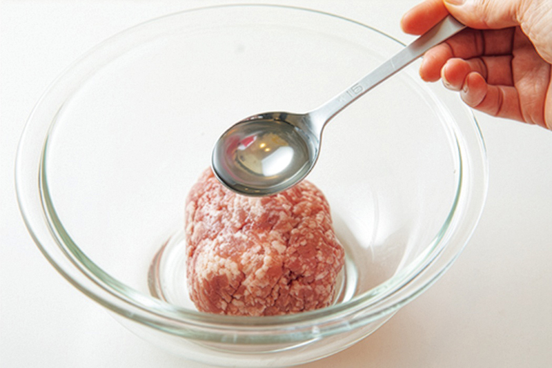 豚ひき肉に水大さじ2〜3を加える