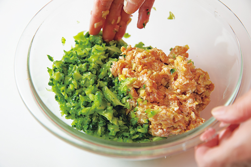 野菜を加えてよく混ぜる