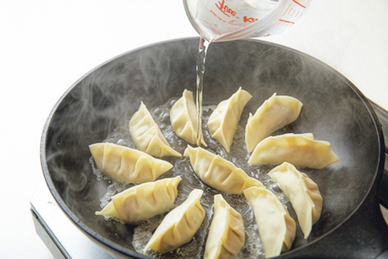 水を加えて蒸し焼きにする