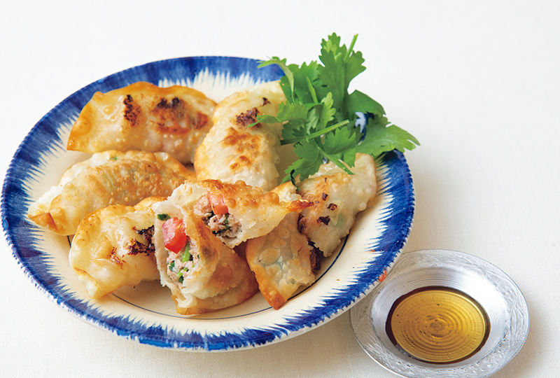 トマトとパクチーのエスニック揚げ餃子