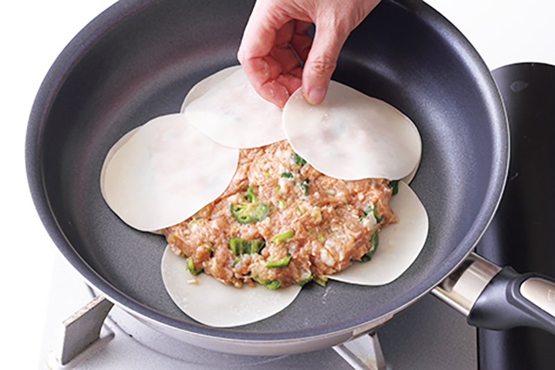 餃子の皮を少しずつ重ねながら丸く並べて被せる。餃子の皮は少しずつ重ねながら丸く並べるのがコツ。