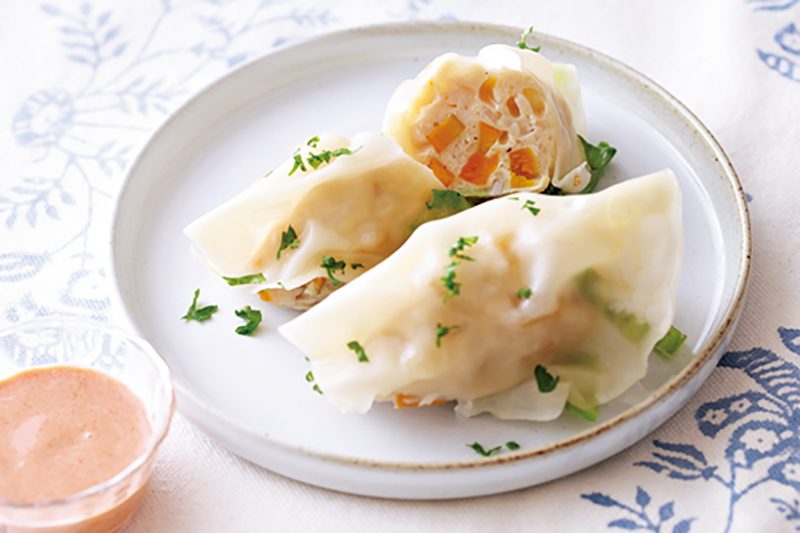 レタスが水分を吸い、餃子がふっくら仕上がる。かぼちゃの甘みとチーズのコクが淡白な鶏ひき肉を引き立てる。