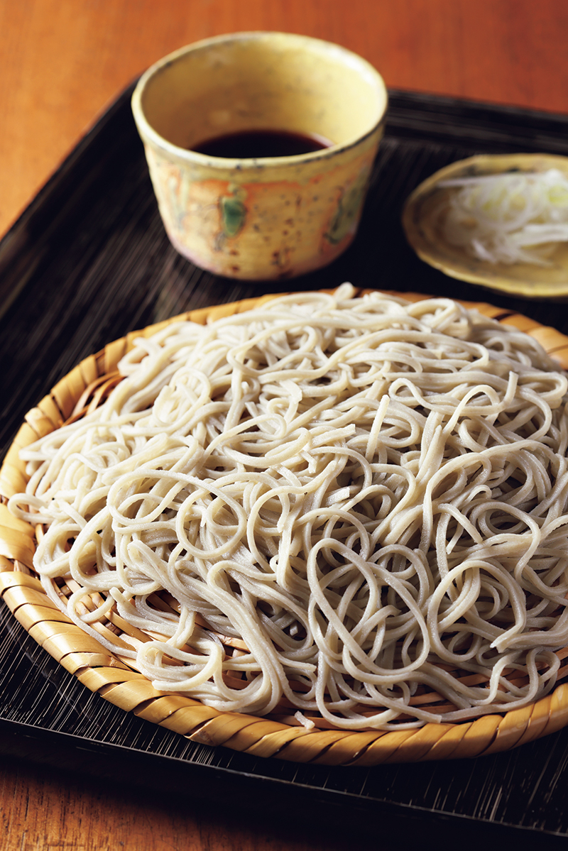 まずはシンプルに蕎麦の風味を堪能できる『せいろ』（1500円）を。取材時は栃木県と山形県の玄蕎麦を使用。江戸前ならではの細打ち麺をかつお節が香る濃口のつゆでキリリと味わう。5月初旬に始まる『冷かきそば』も人気