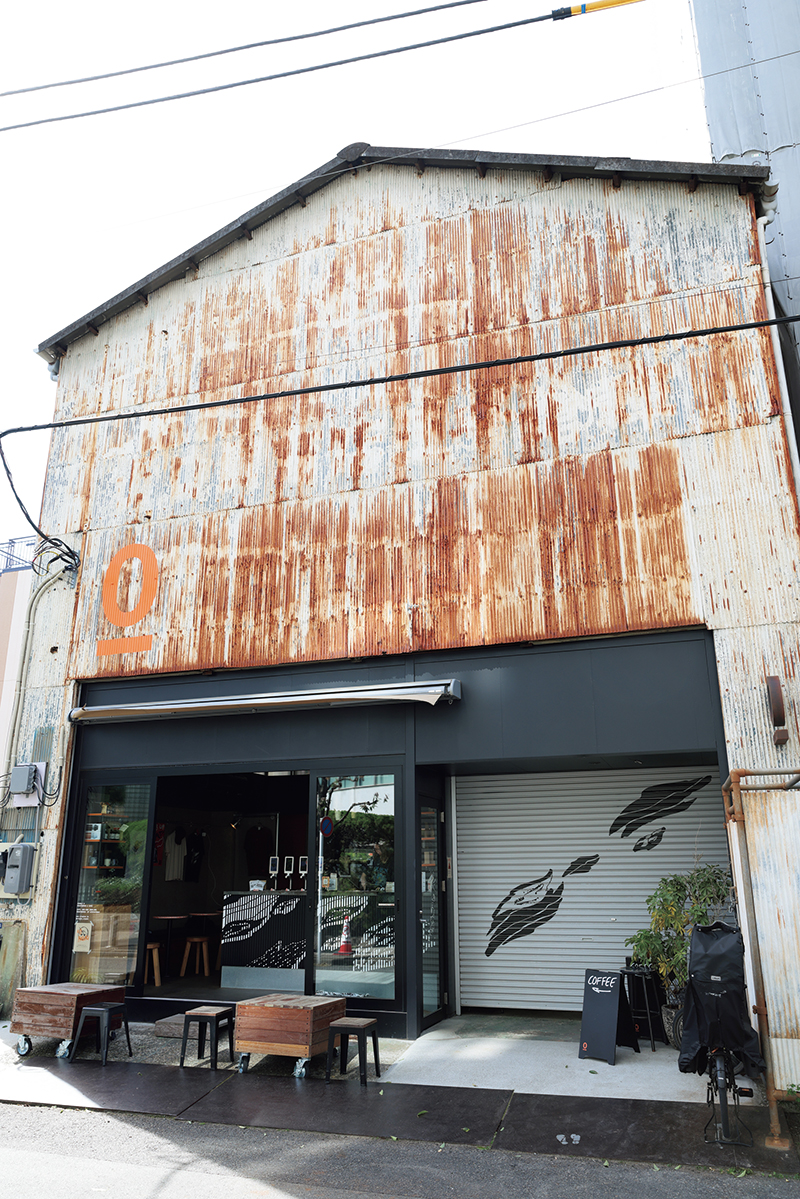 材木店だった倉庫を改装した店