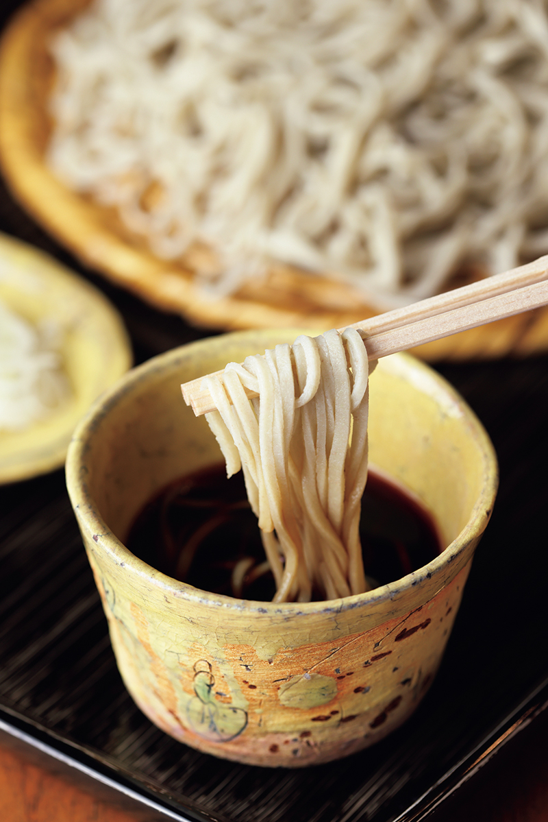 収穫したままの状態の玄蕎麦の黒い皮を手作業でむき、必要な分だけを石臼で挽いて、蕎麦を打つ。打ち立ての蕎麦は格別