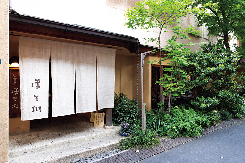 北斎通りから1本入った路地に佇み、外観からも粋な様子が伺える