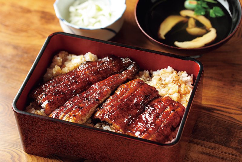 愛知県産の太った鰻を使用。江戸前で焼き上げる『うな重 特上（吸物付）』（3300円）は香ばしく、身はふっくら。鯉やなまずなど、他の川魚も味わえる