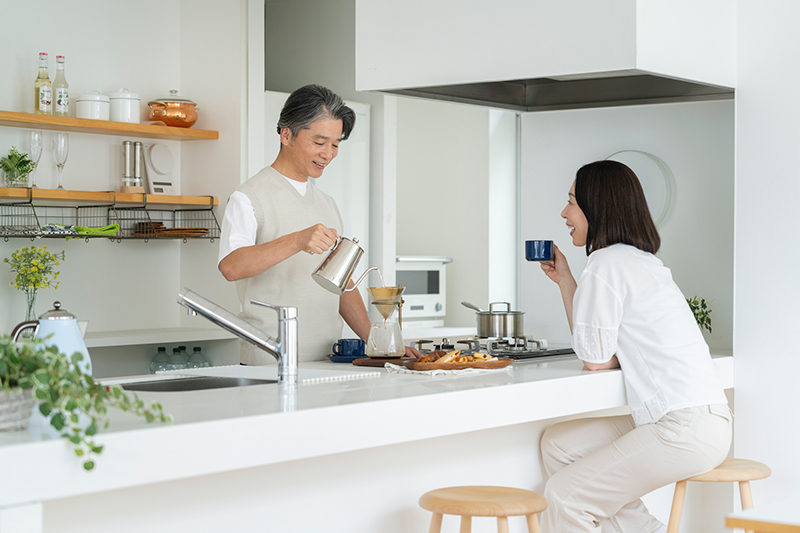仮面をかぶり、相手との距離感を適切に保つのがコツ（写真／PIXTA）