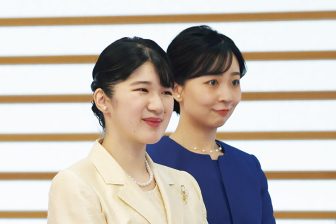 【愛子さま・佳子さま】芸術院賞に続き、学士院賞でもお隣に！お互いを引き立てる上品コーデ