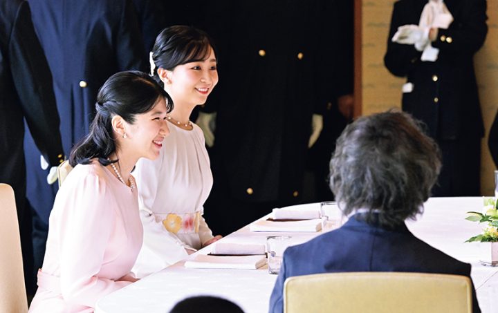 芸術院賞では淡い色のシンクロコーデだったお二人