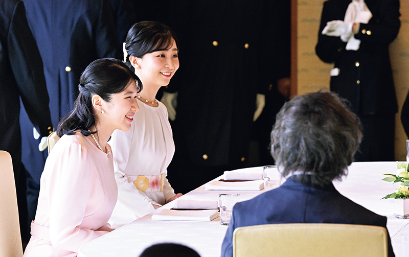 芸術院賞では淡い色のシンクロコーデだったお二人