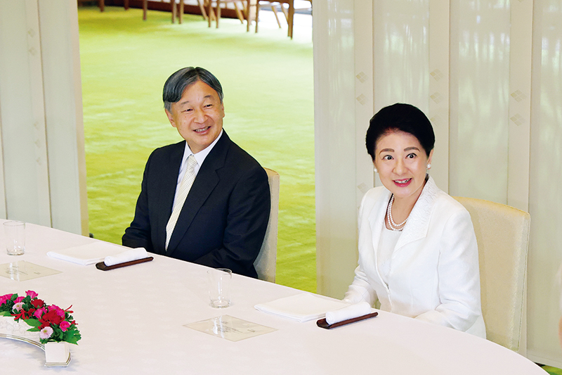 天皇皇后両陛下も茶会で受賞者らと歓談。「時間はどれくらいかかるんですか」と雅子さまも興味津々