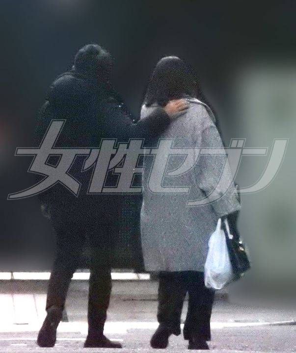 そっと肩に手を回す（2023年）