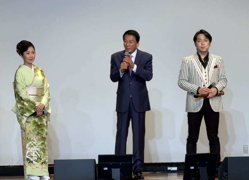 静岡の療養所を訪れた（右から前田、杉、伍代）