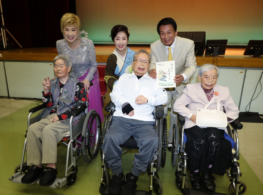 患者らと記念撮影も