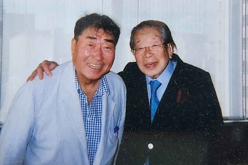 「ニューエルダーシチズン大賞」の審査員になったことをきっかけに日野原重明さん（右）と長い交流があった毒蝮さん（左）。写真は2006年頃に撮られたもの（写真提供／毒蝮三太夫さん）