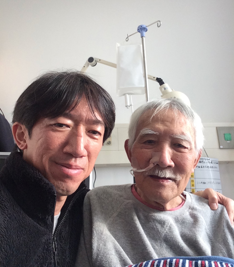 亜実さん（左）は父・藤村俊二さん（右）の闘病を支え続けた（写真提供／藤村亜実さん）